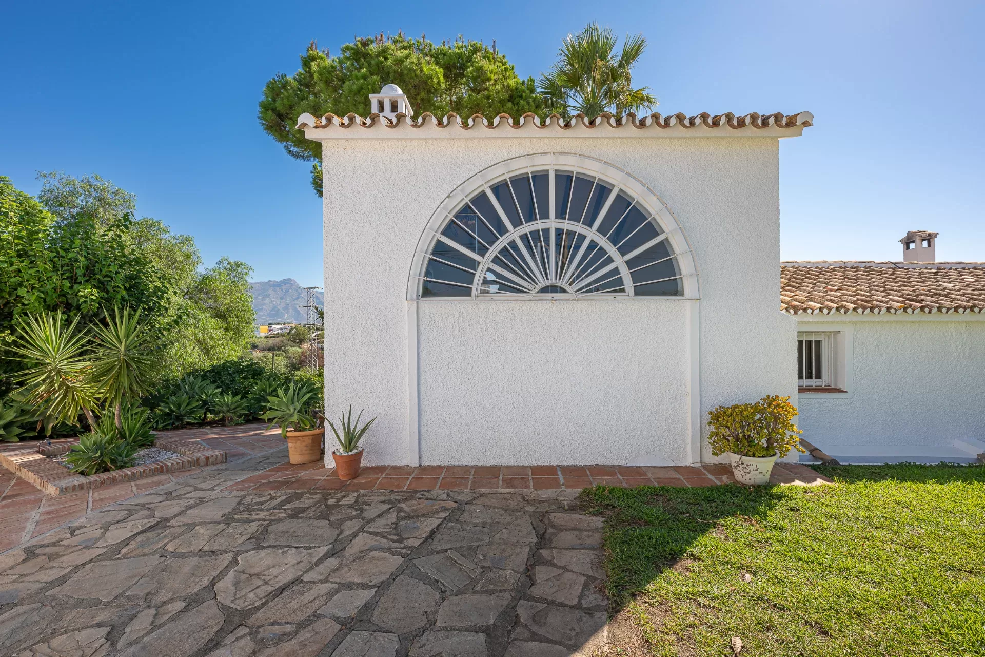 Renovated Country Villa with Lake and Mountain Views in Guadalmina Alta — photo 18