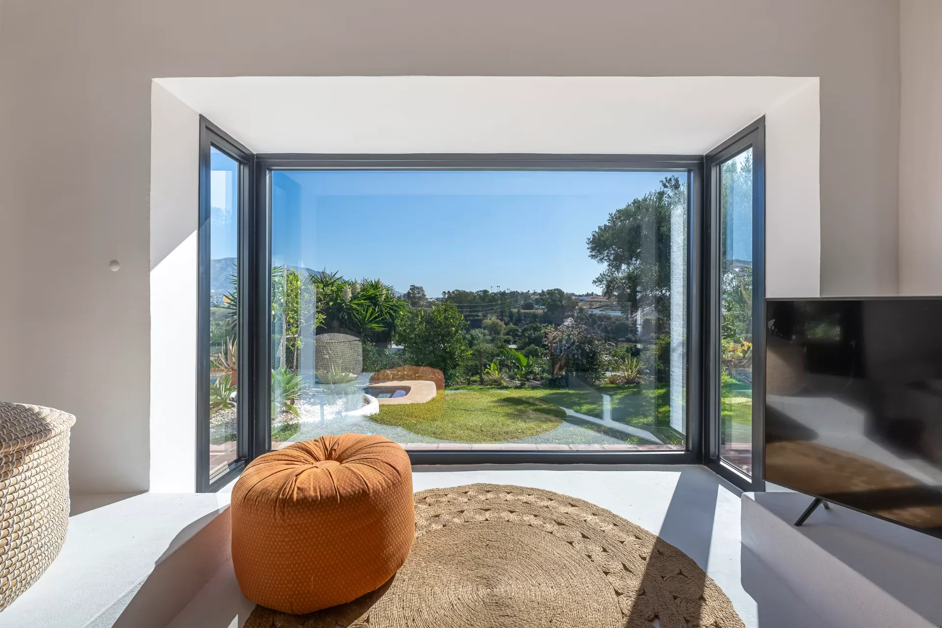 Renovated Country Villa with Lake and Mountain Views in Guadalmina Alta — photo 2