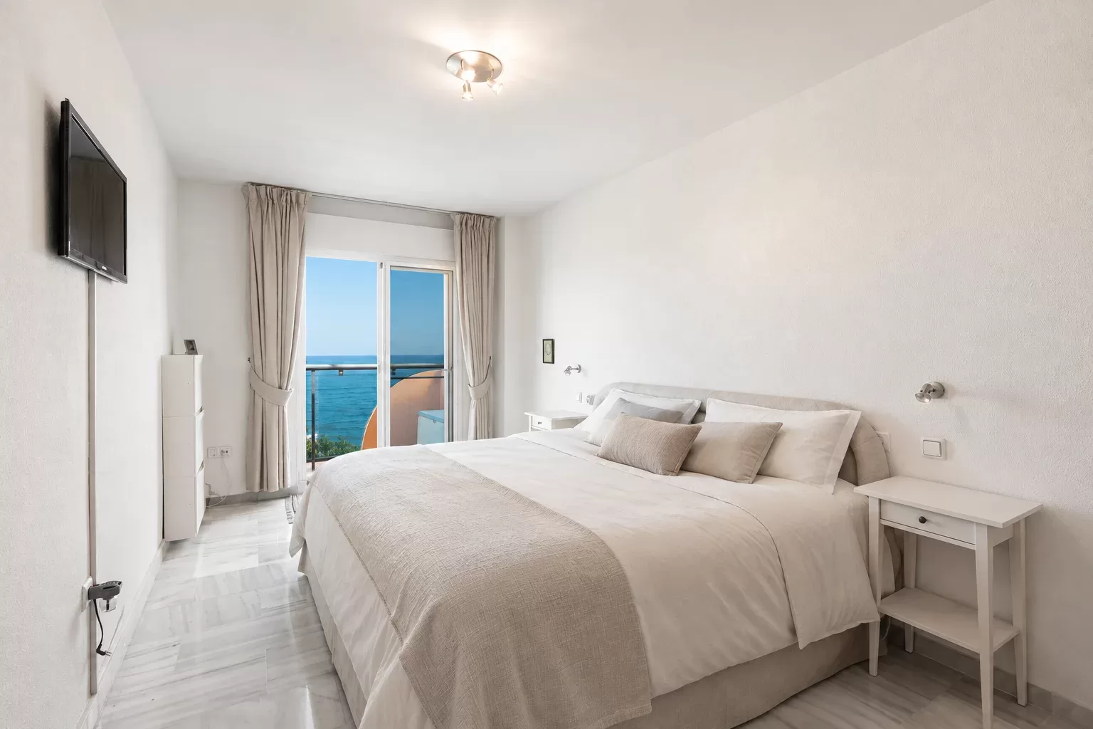 Corner apartment by the seafront with terrace and rooftop terrace — photo 8