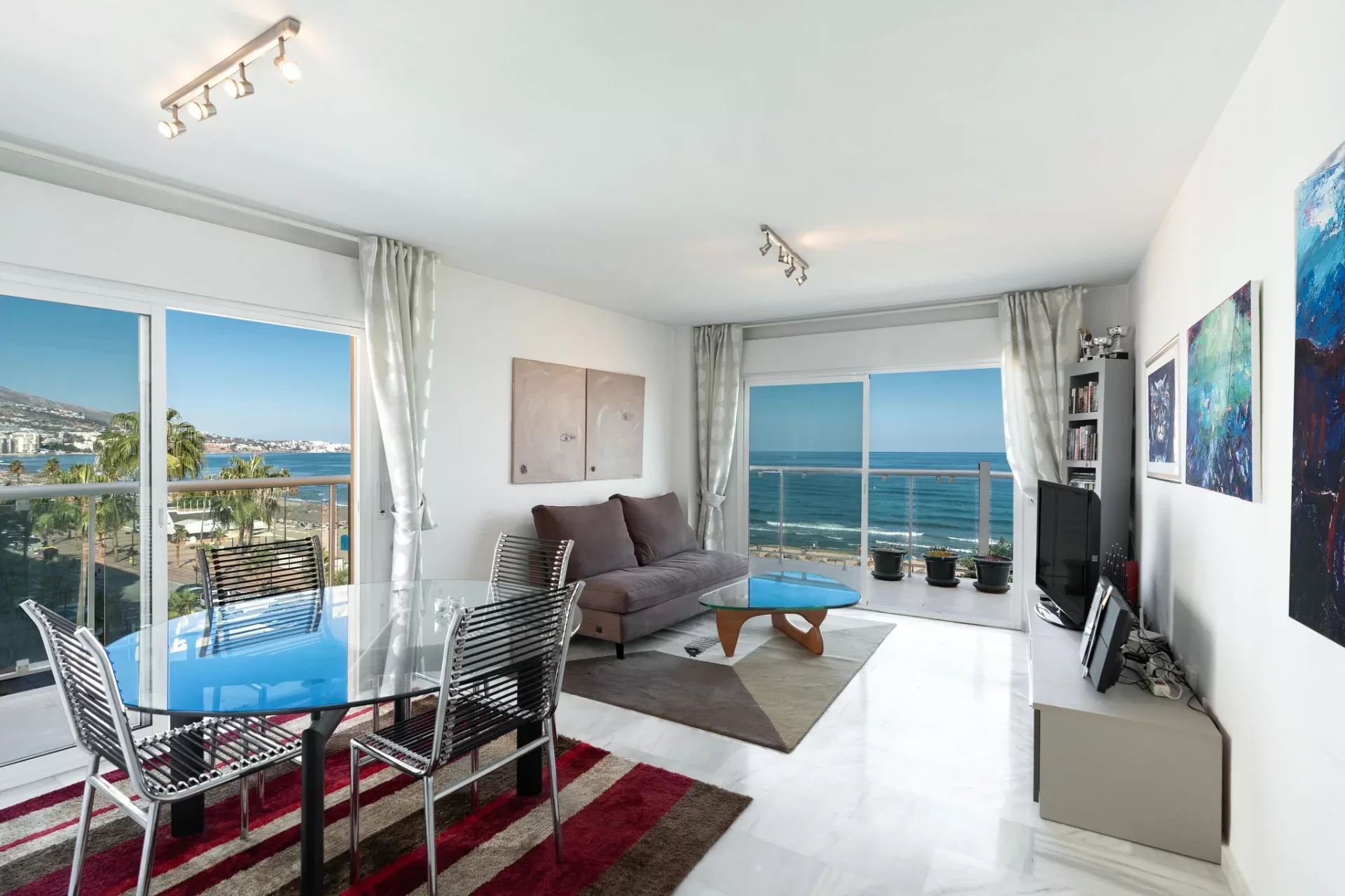 Corner apartment by the seafront with terrace and rooftop terrace