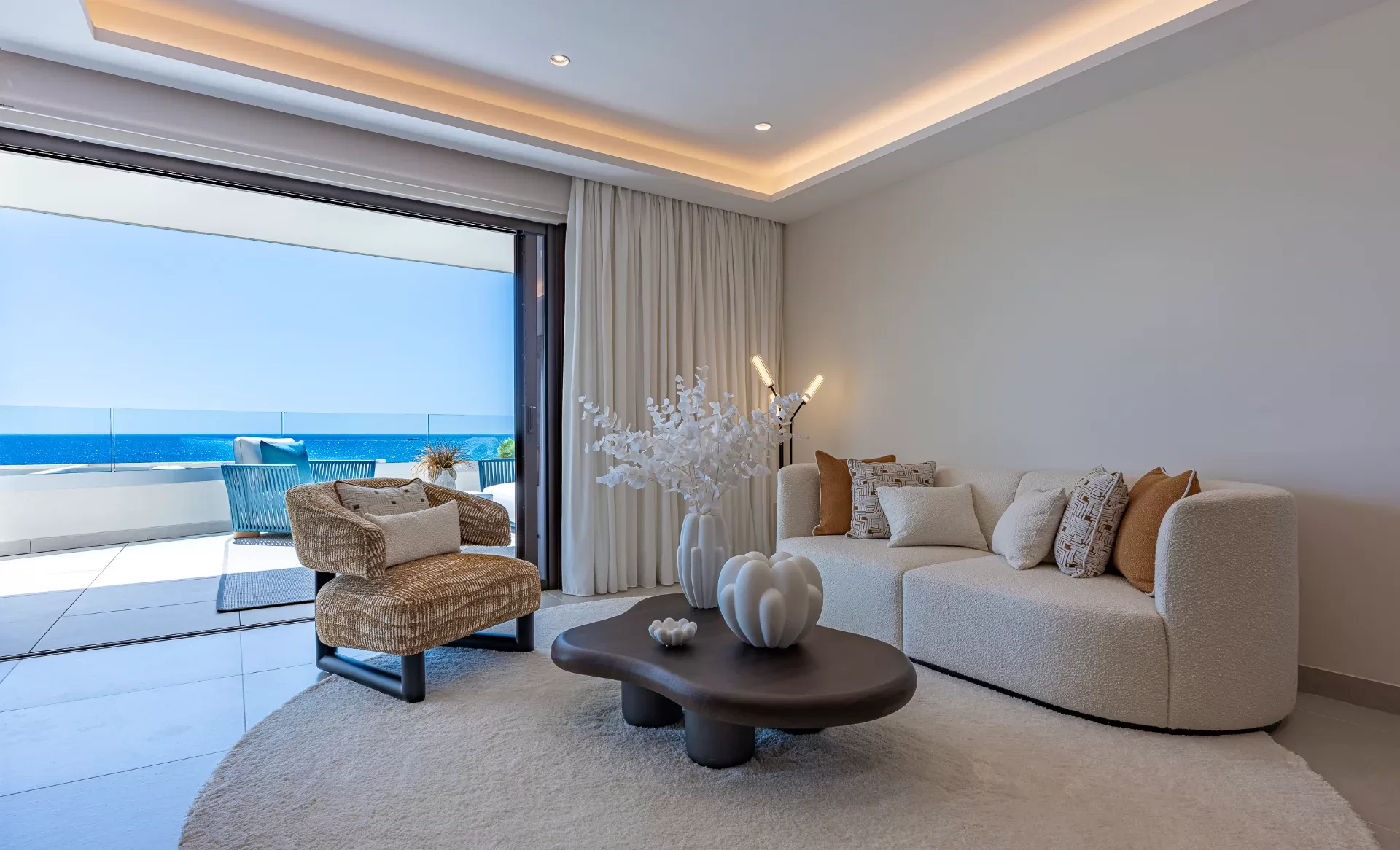 Fully Renovated Frontline Beach Apartment in Velaya, Estepona — photo 3