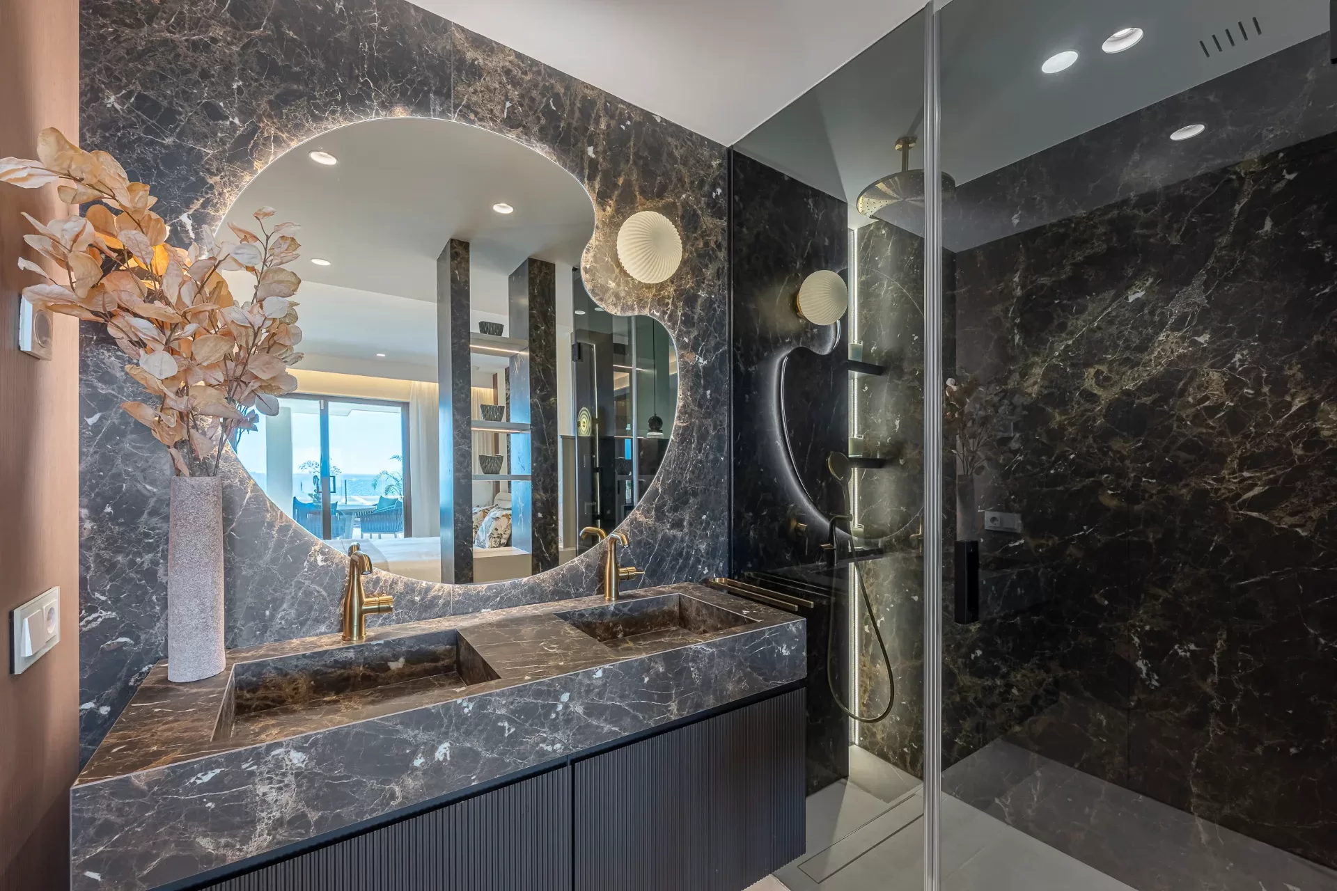 Fully Renovated Frontline Beach Apartment in Velaya, Estepona — photo 12