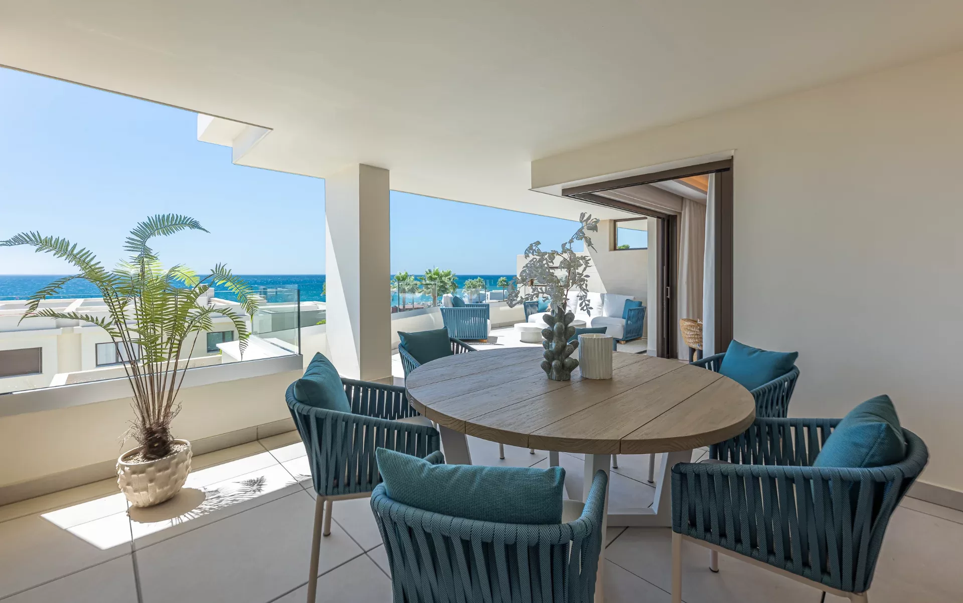 Fully Renovated Frontline Beach Apartment in Velaya, Estepona — photo 2