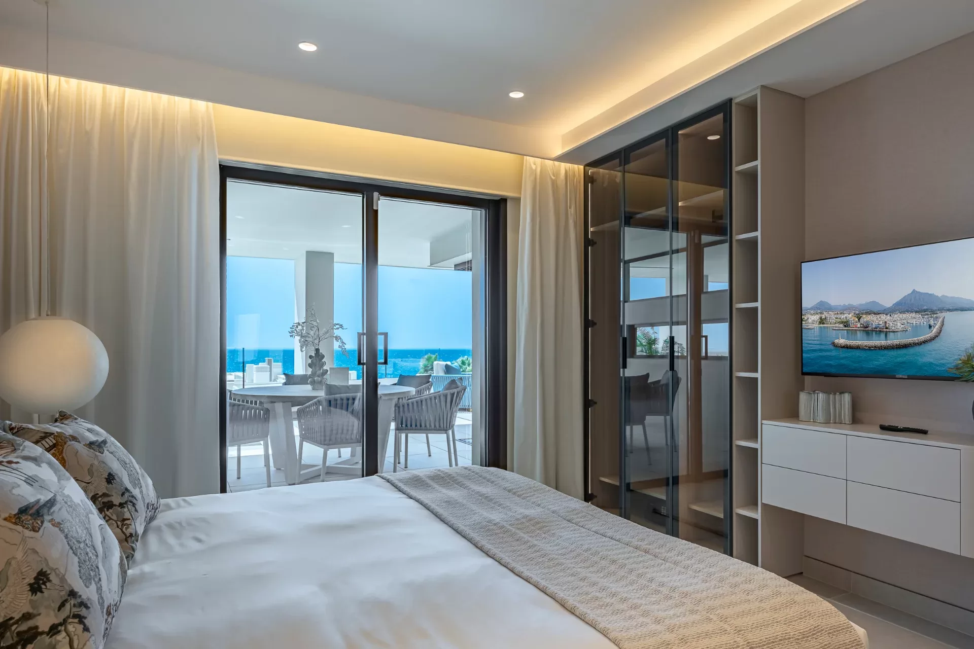 Fully Renovated Frontline Beach Apartment in Velaya, Estepona — photo 9