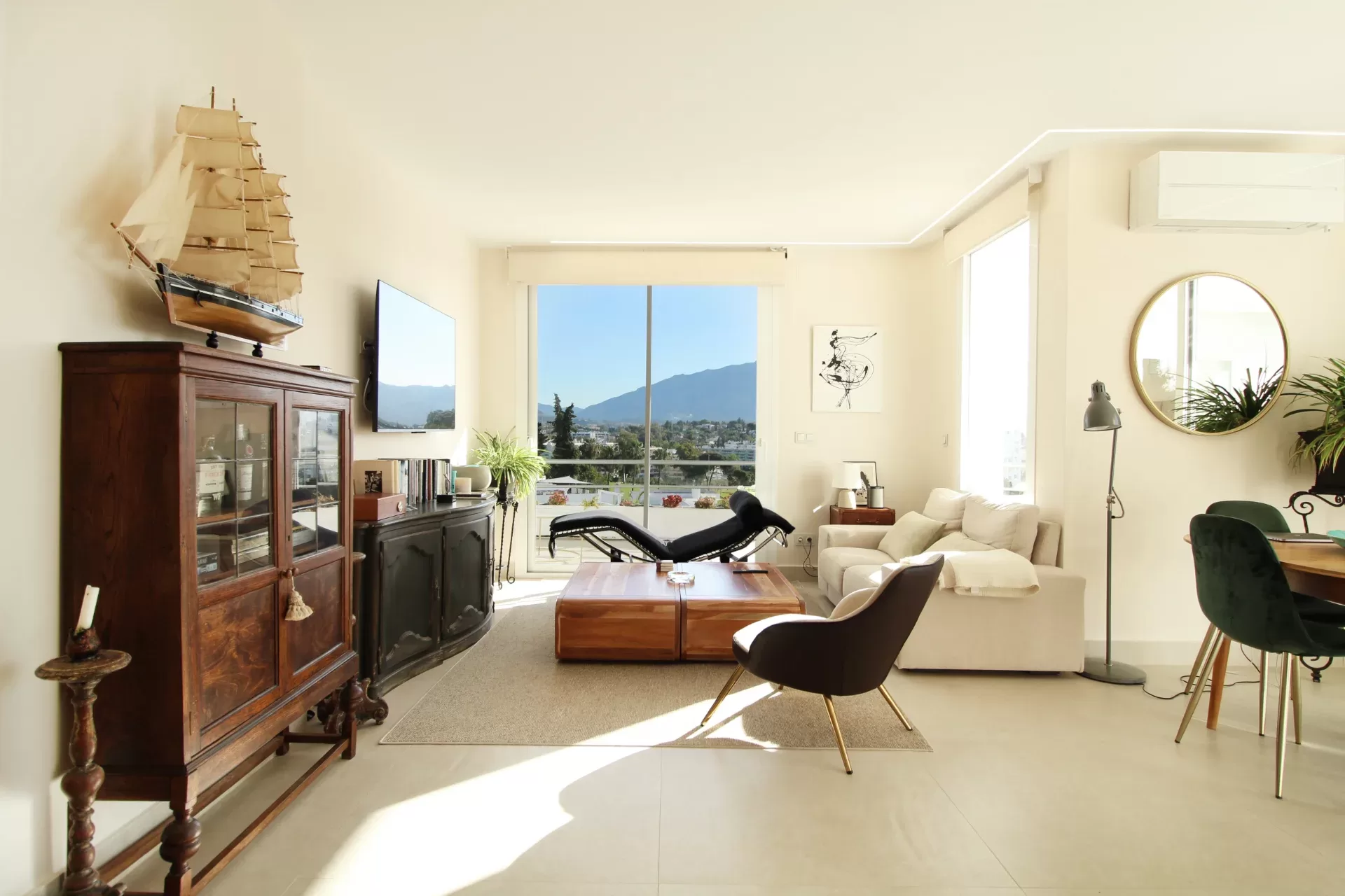 Luxury Corner Apartment with Panoramic Views in Guadalmina Alta — photo 2