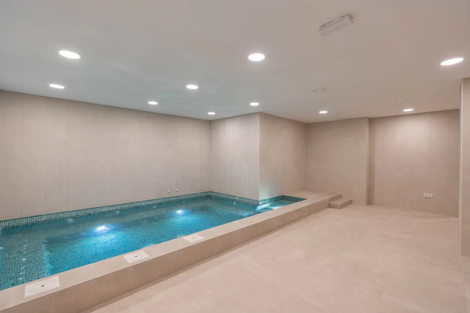 Exclusive city accommodation with a generous terrace near the beach — photo 15