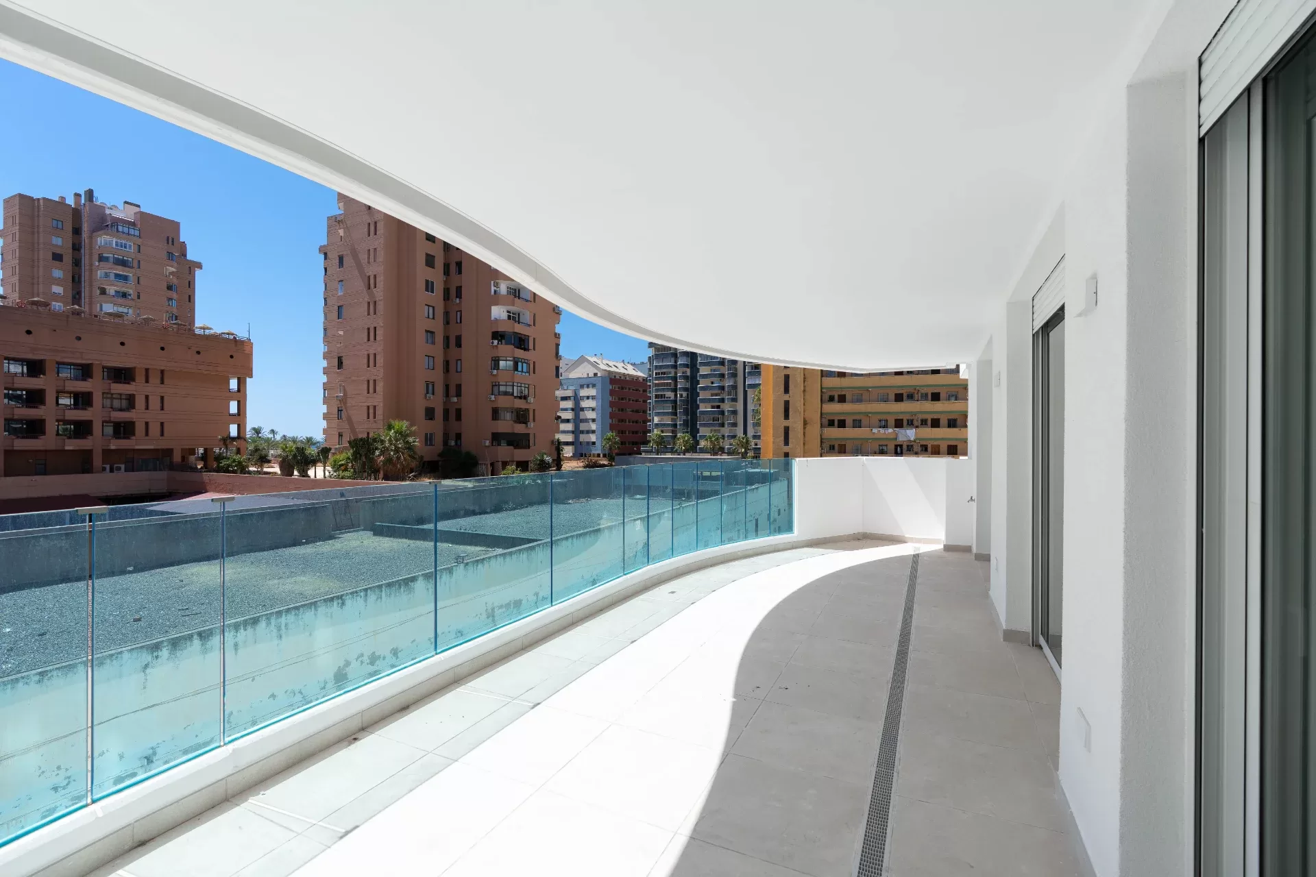 Exclusive city accommodation with a generous terrace near the beach — photo 8