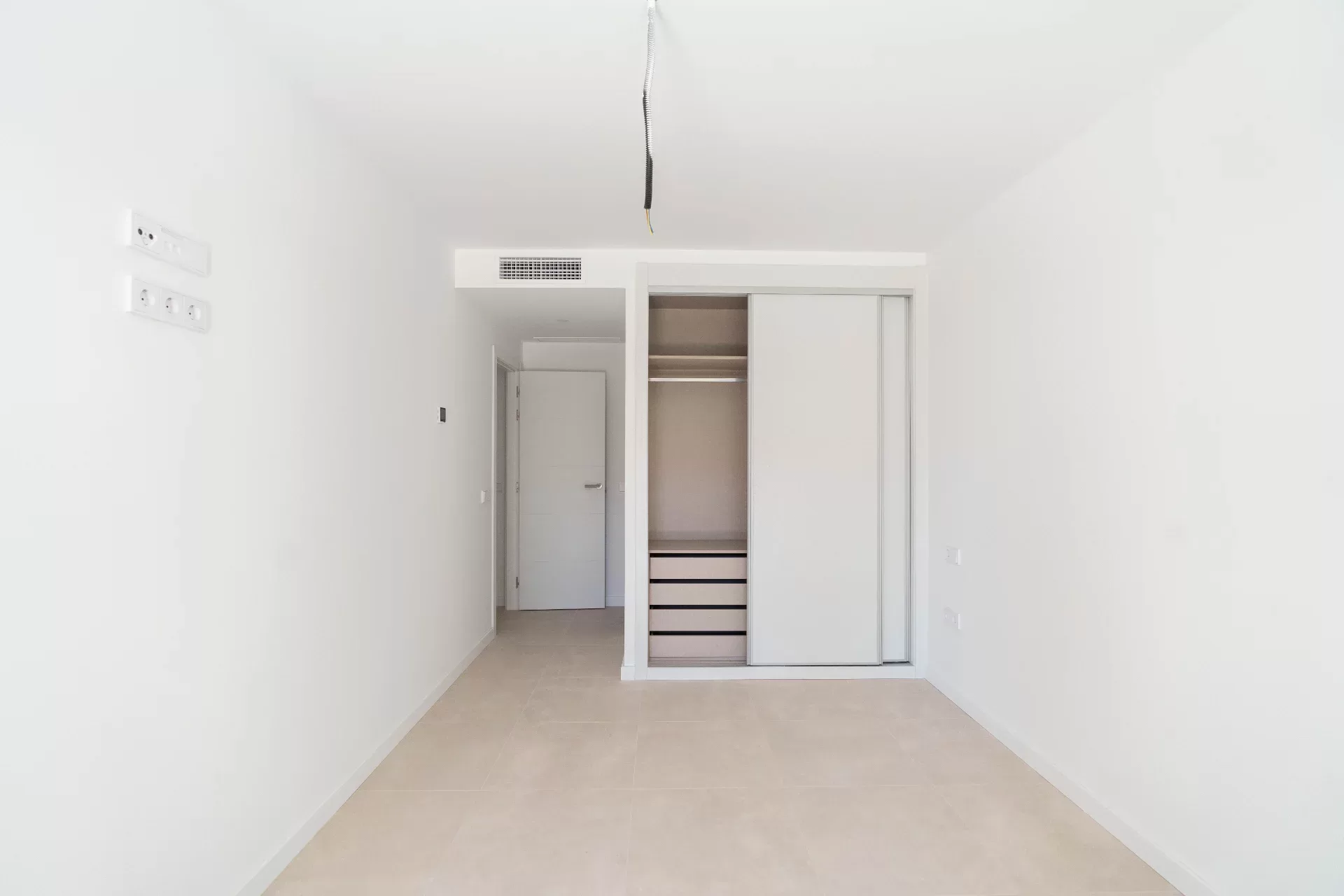 Exclusive city accommodation with a generous terrace near the beach — photo 12