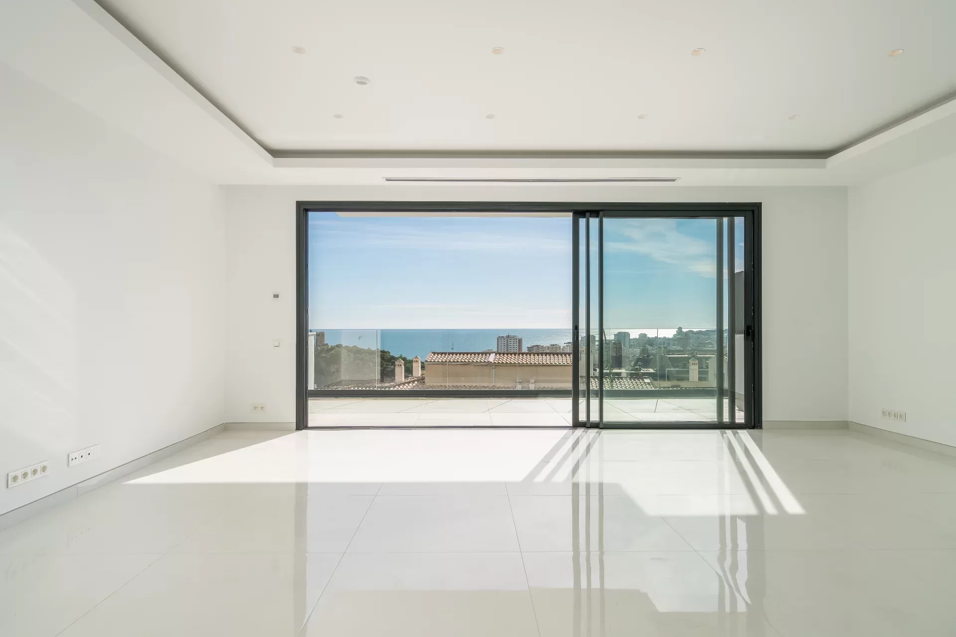New construction with modern design and panoramic view — photo 8