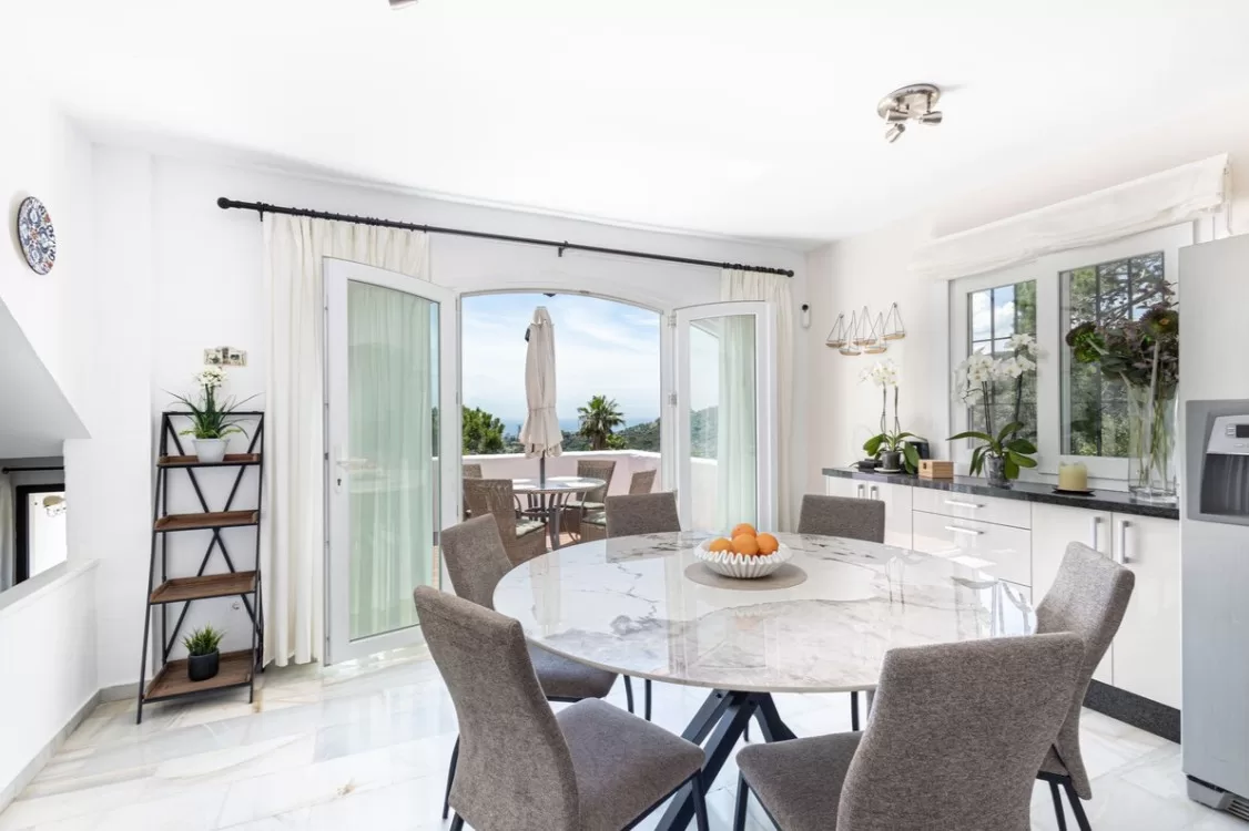 Private Three-Bedroom Villa with Panoramic Sea Views in Estepona — photo 4
