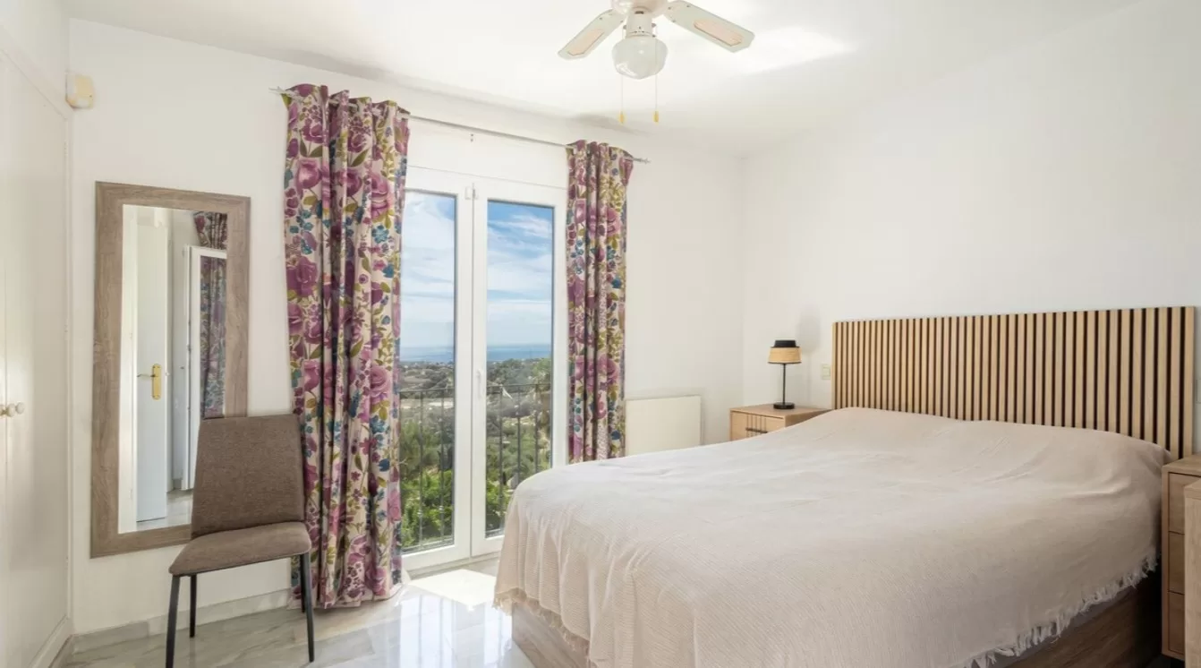 Private Three-Bedroom Villa with Panoramic Sea Views in Estepona — photo 8