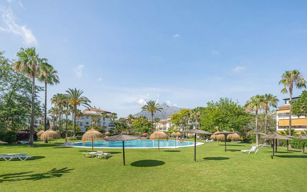 Spacious apartment, WALKING DISTANCE TO Puerto Banús