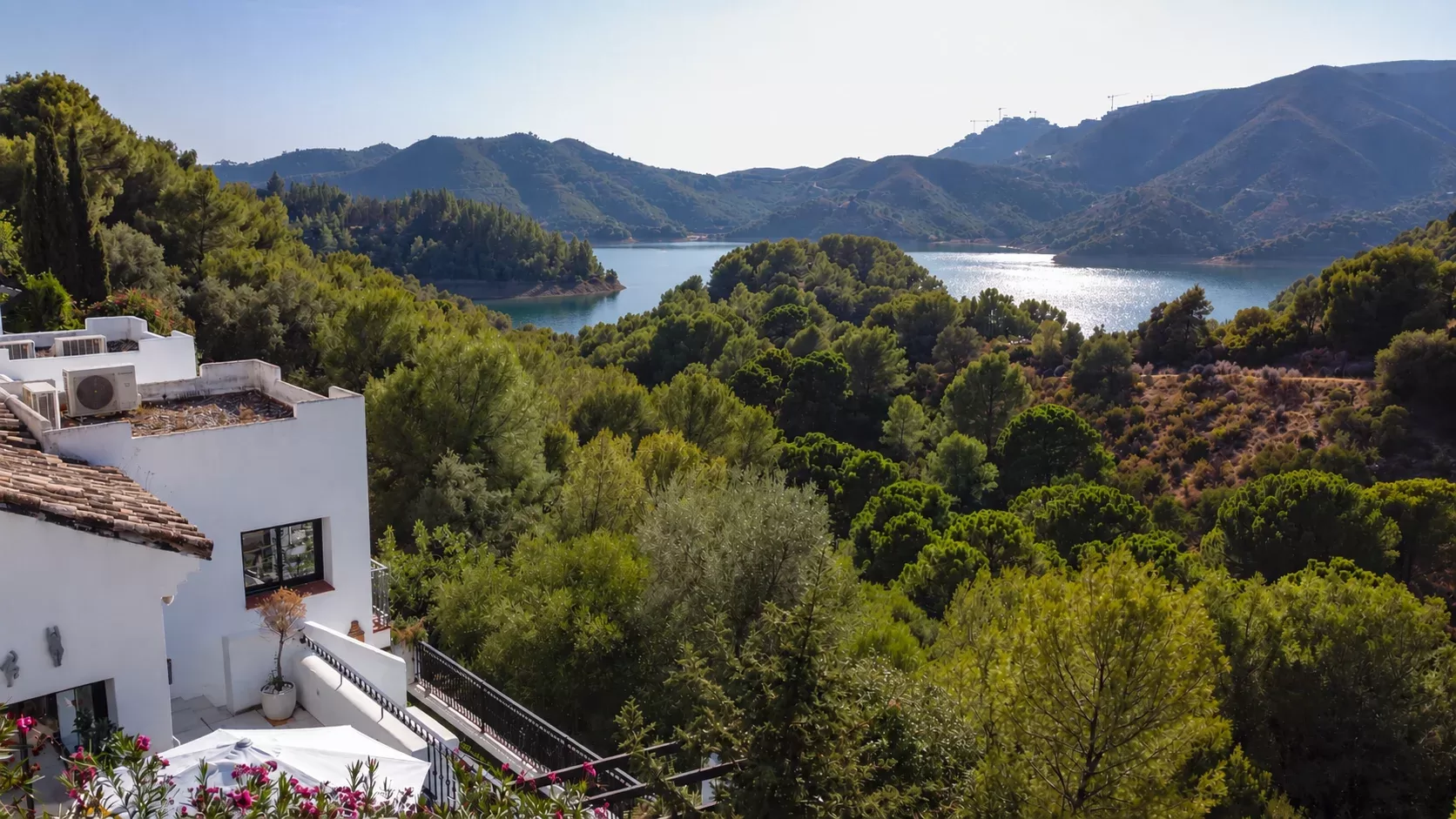 Renovated Home with Panoramic Istán Lake & Mountain Views, Minutes from Marbell — photo 6