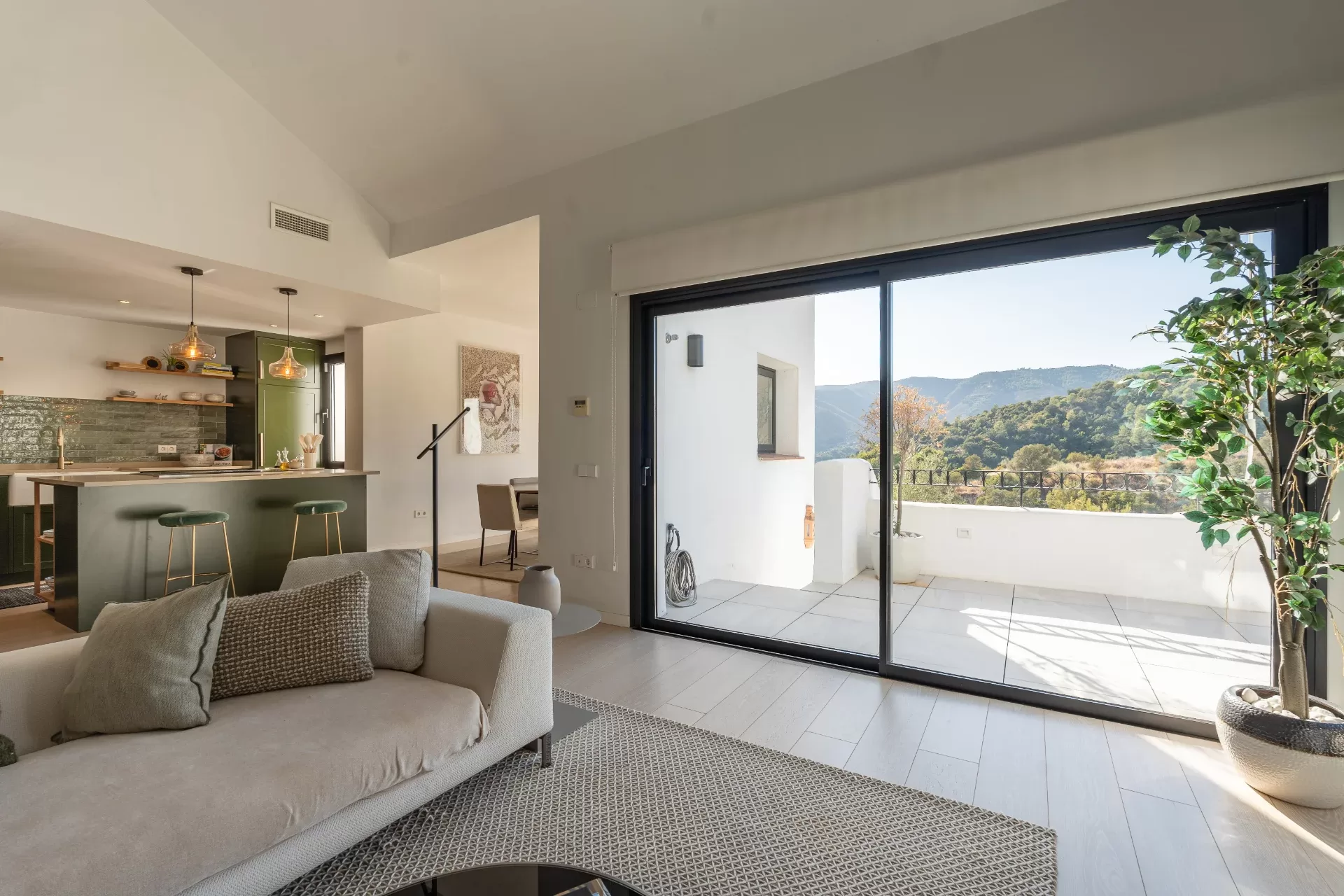 Renovated Home with Panoramic Istán Lake & Mountain Views, Minutes from Marbell — photo 3