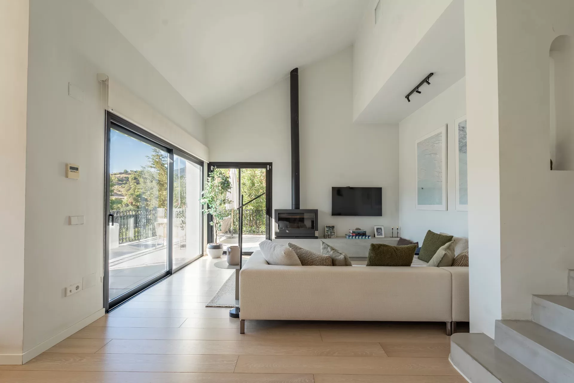 Renovated Home with Panoramic Istán Lake & Mountain Views, Minutes from Marbell — photo 9