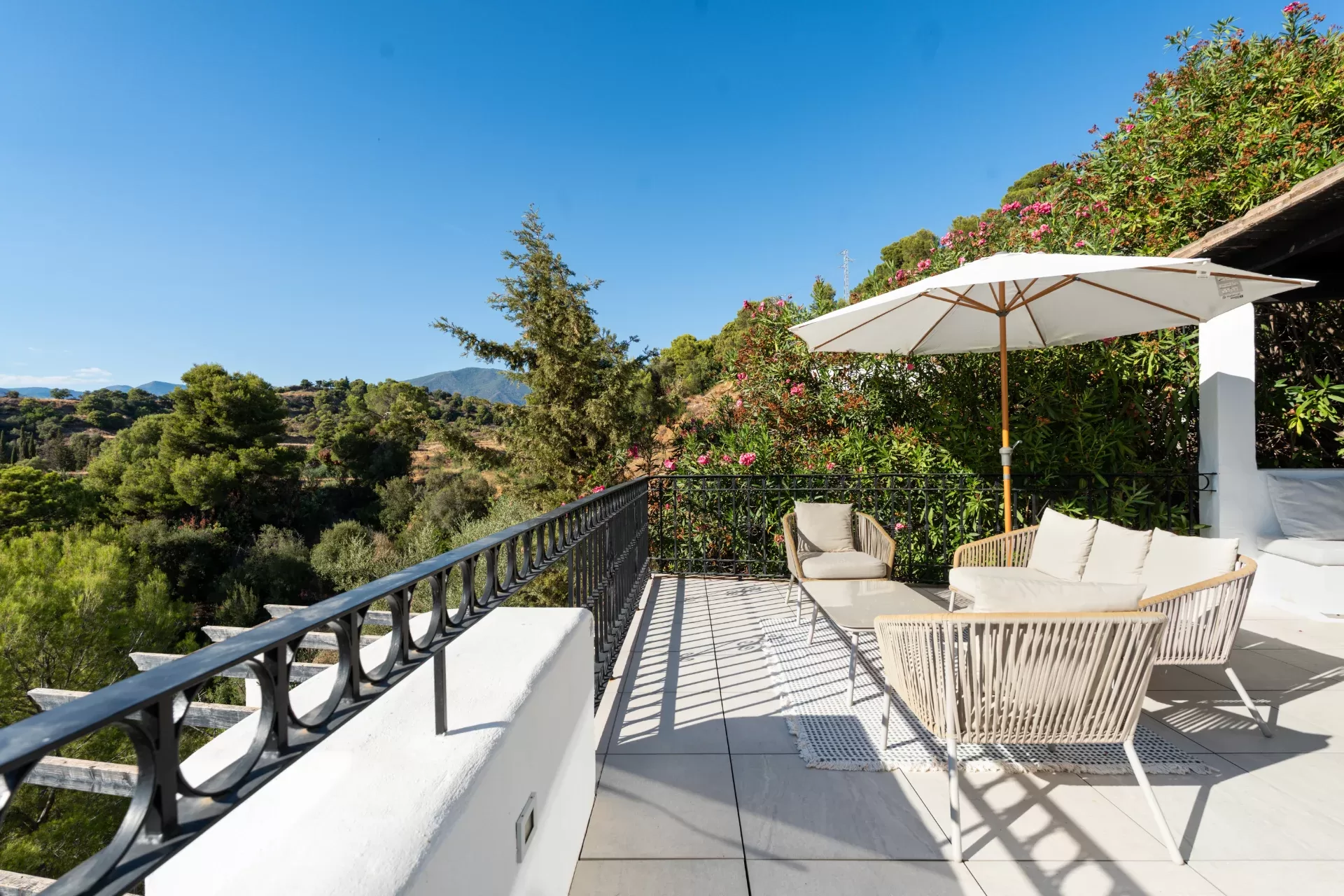 Renovated Home with Panoramic Istán Lake & Mountain Views, Minutes from Marbell — photo 2