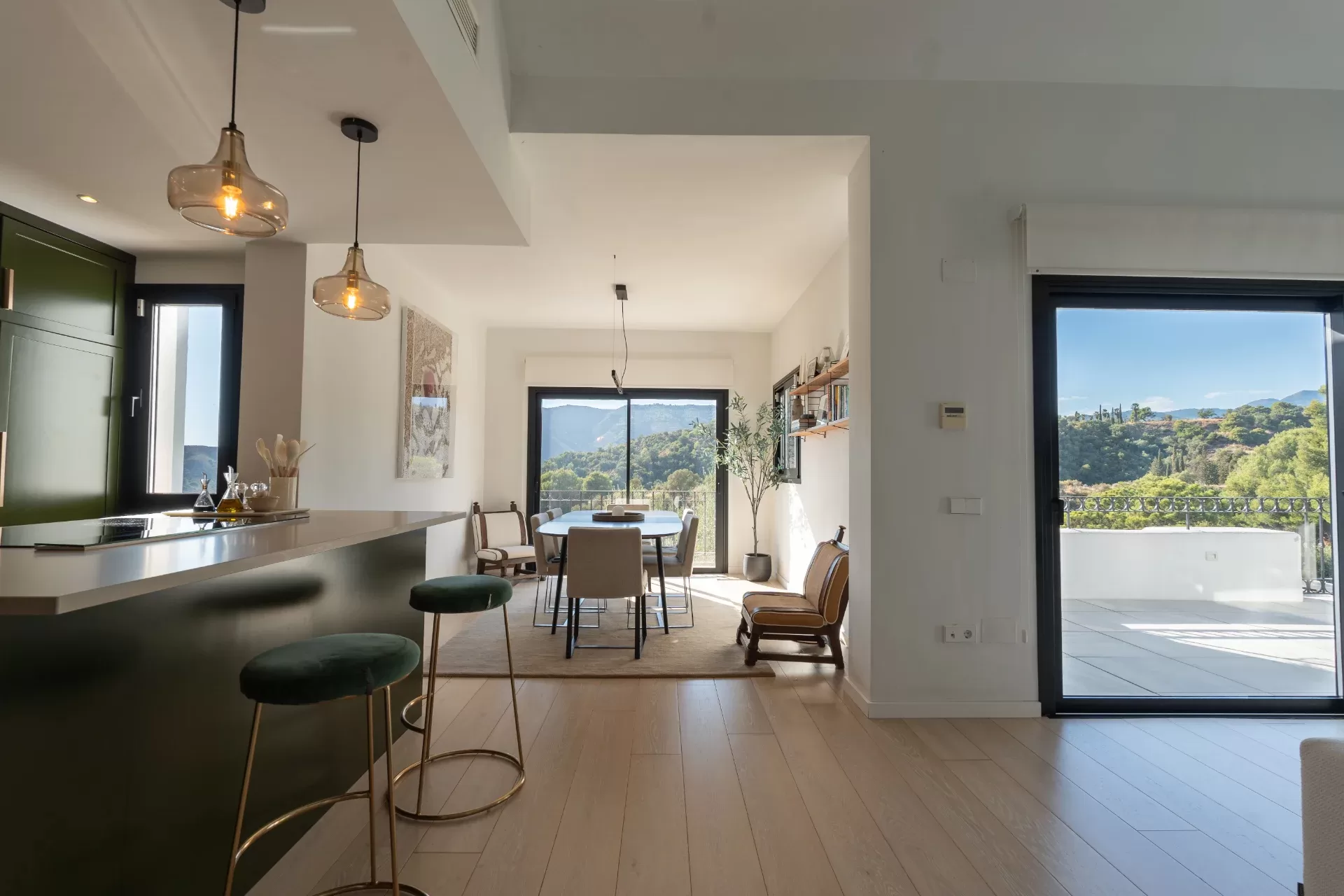 Renovated Home with Panoramic Istán Lake & Mountain Views, Minutes from Marbell — photo 4