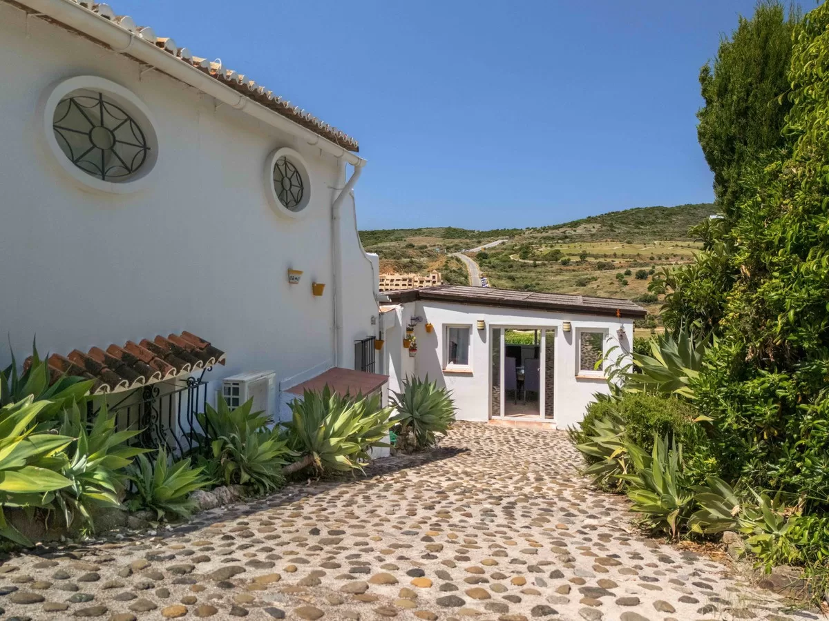 Discover this Charming Villa in Valle Romano, Estepona ** with tourist license ** — photo 13