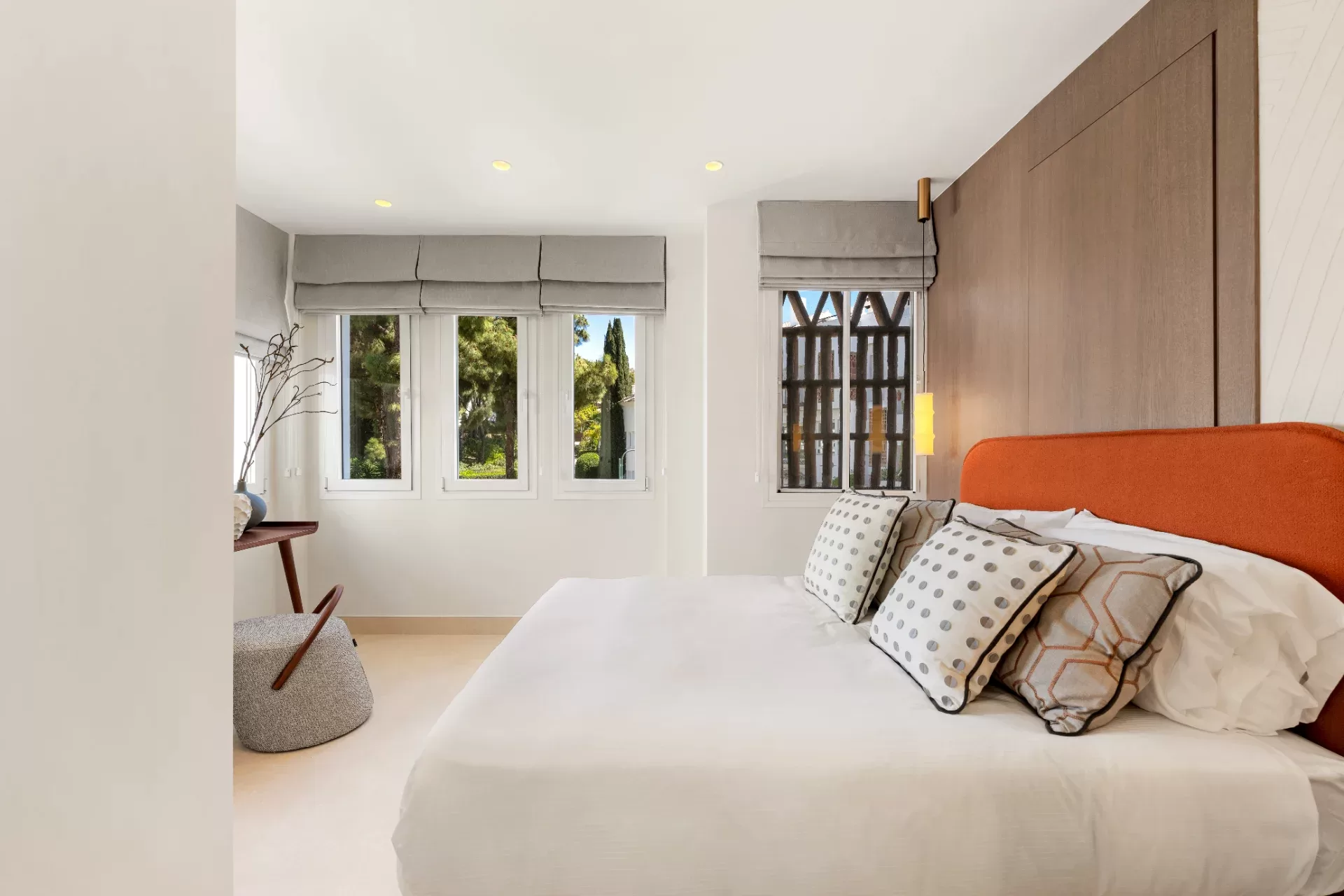 Exceptional Renovated Beachfront Apartment with Panoramic Sea Views in Los Monteros, Marbella — photo 11