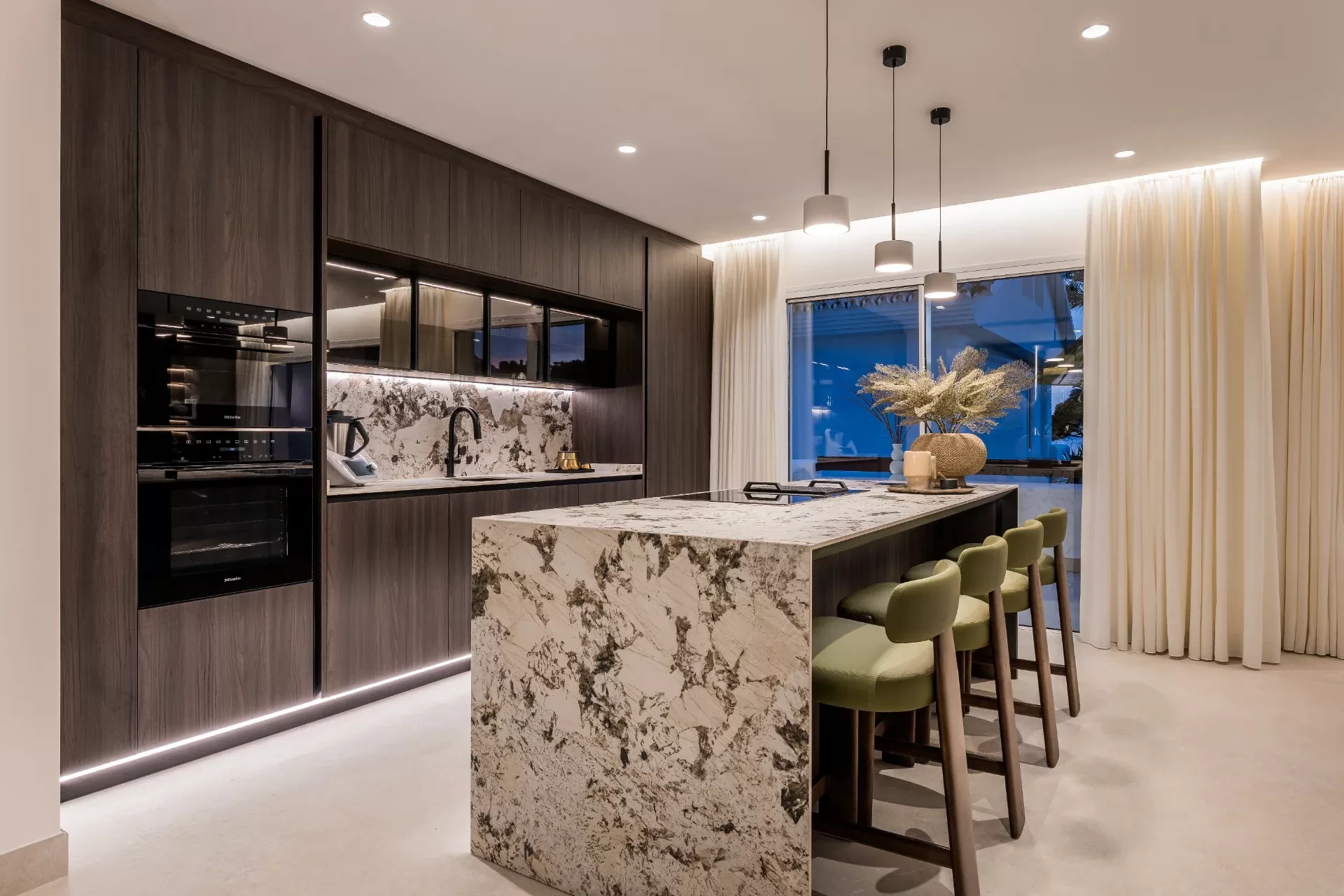Exceptional Renovated Beachfront Apartment with Panoramic Sea Views in Los Monteros, Marbella — photo 16