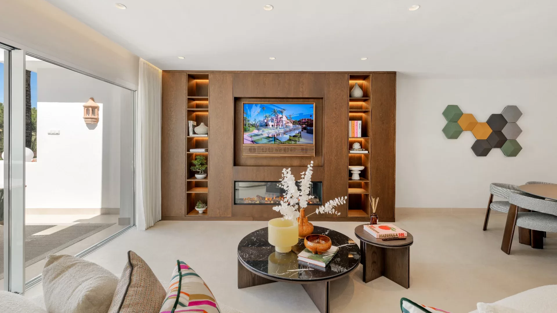 Exceptional Renovated Beachfront Apartment with Panoramic Sea Views in Los Monteros, Marbella — photo 5