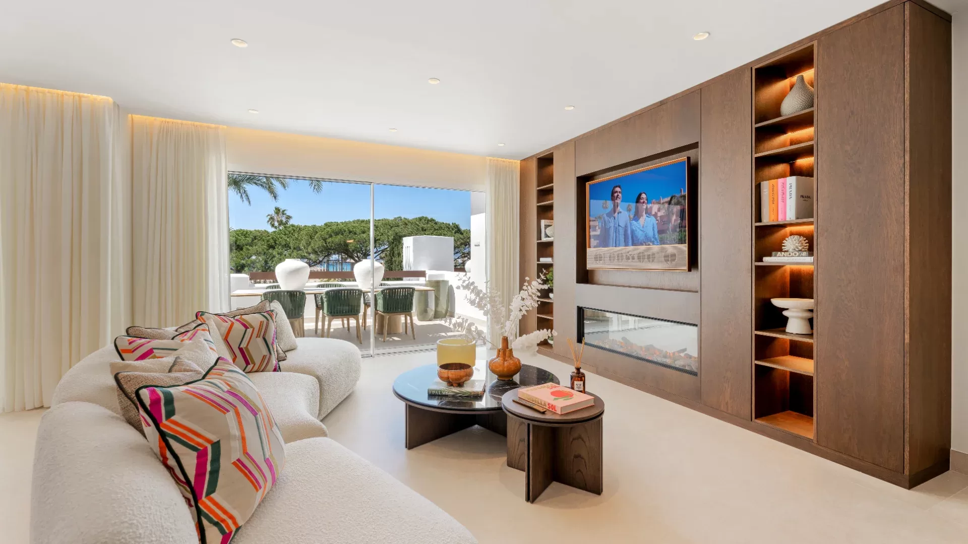 Exceptional Renovated Beachfront Apartment with Panoramic Sea Views in Los Monteros, Marbella — photo 2