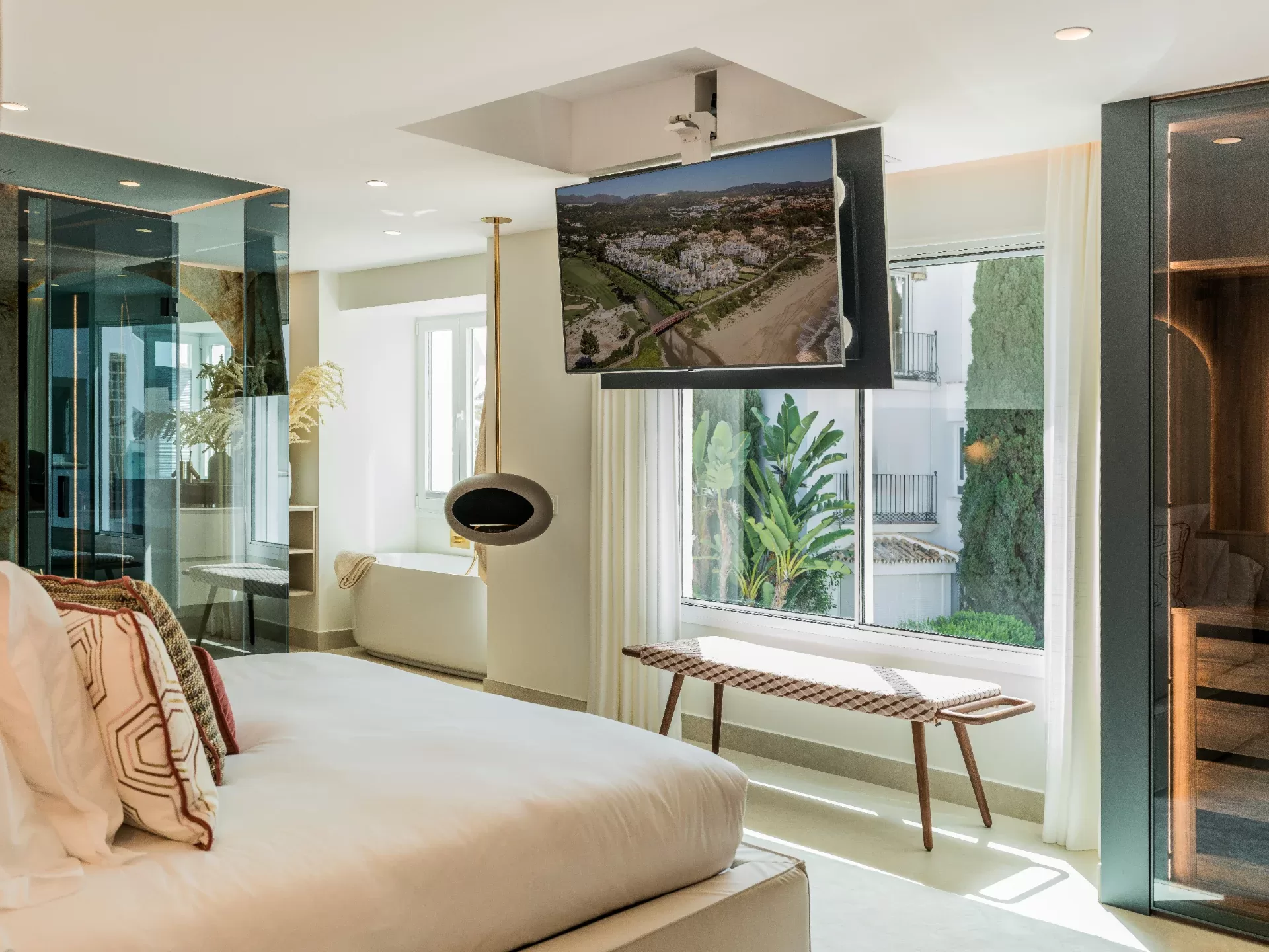 Exceptional Renovated Beachfront Apartment with Panoramic Sea Views in Los Monteros, Marbella — photo 10