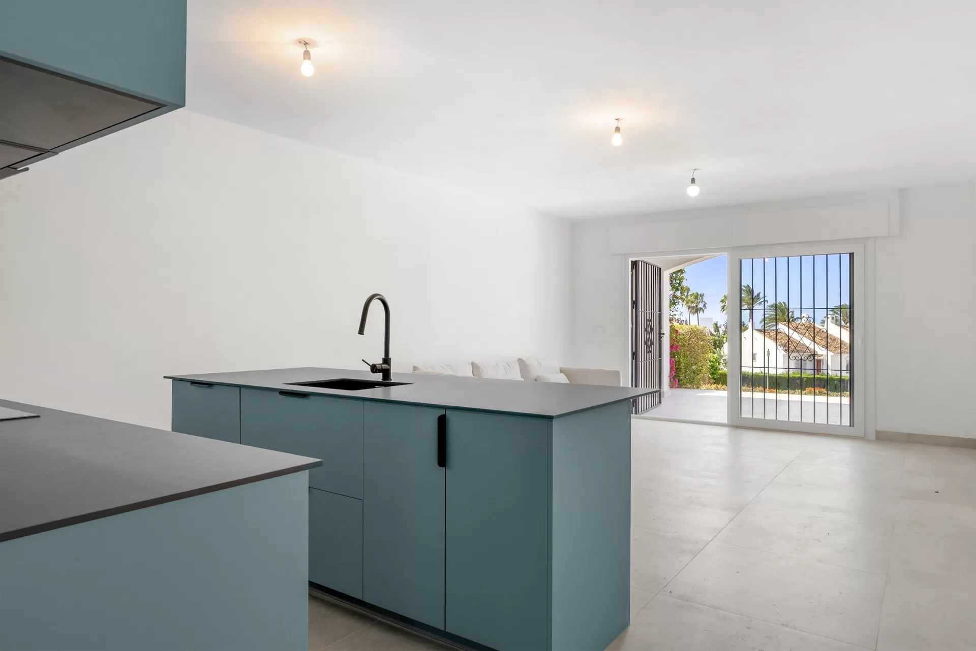 Refurbished 3-Bedroom Apartment with Sea Views, Walking Distance to Puerto Banús — photo 6