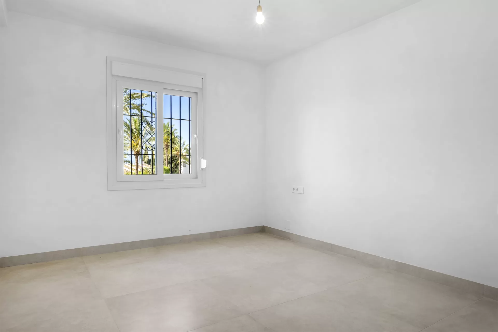 Refurbished 3-Bedroom Apartment with Sea Views, Walking Distance to Puerto Banús — photo 15