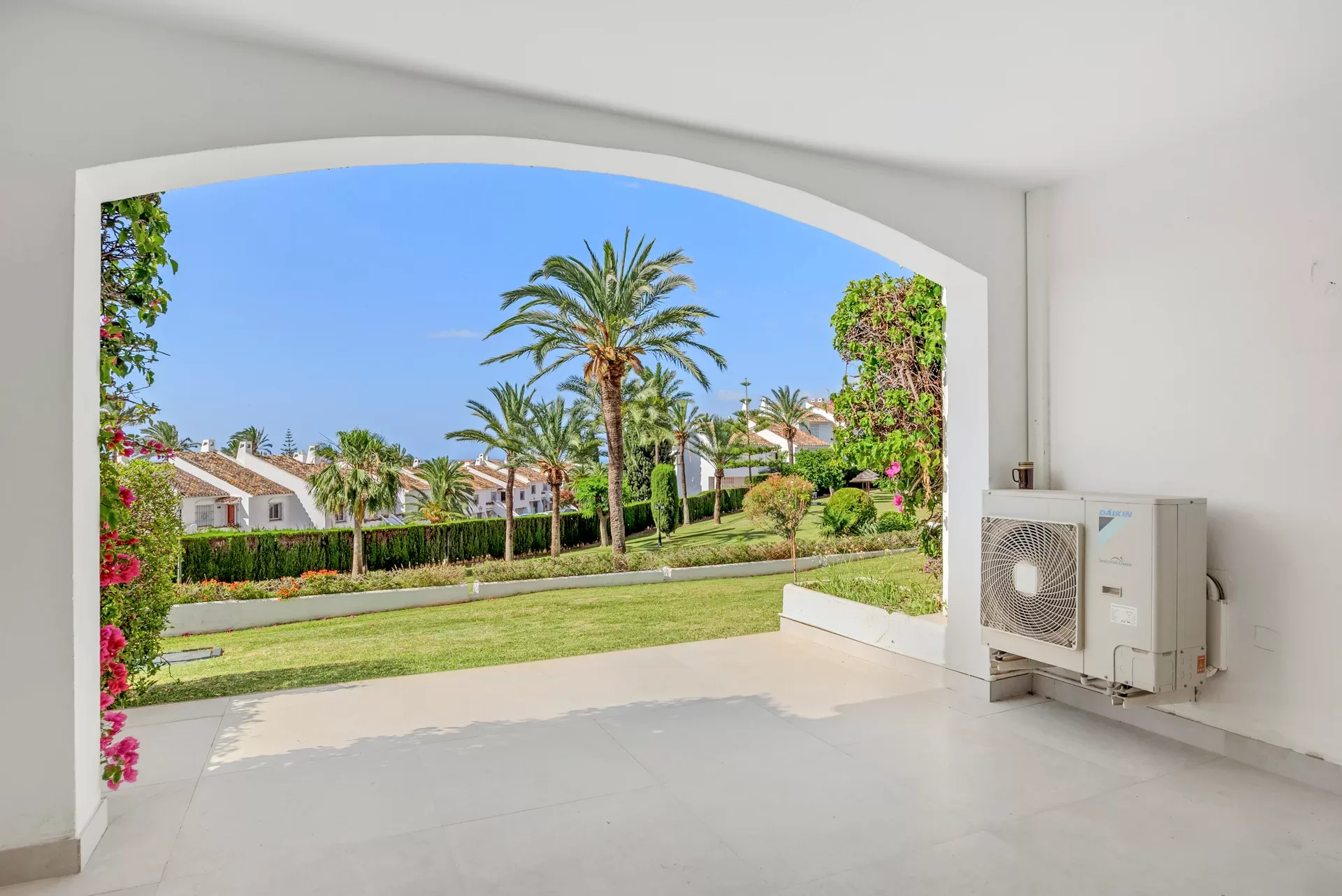 Refurbished 3-Bedroom Apartment with Sea Views, Walking Distance to Puerto Banús — photo 2