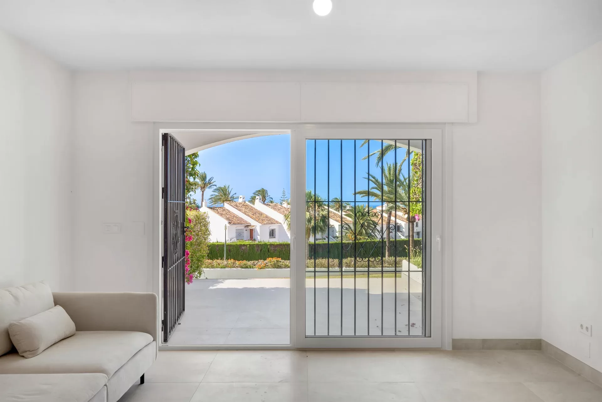 Refurbished 3-Bedroom Apartment with Sea Views, Walking Distance to Puerto Banús — photo 9