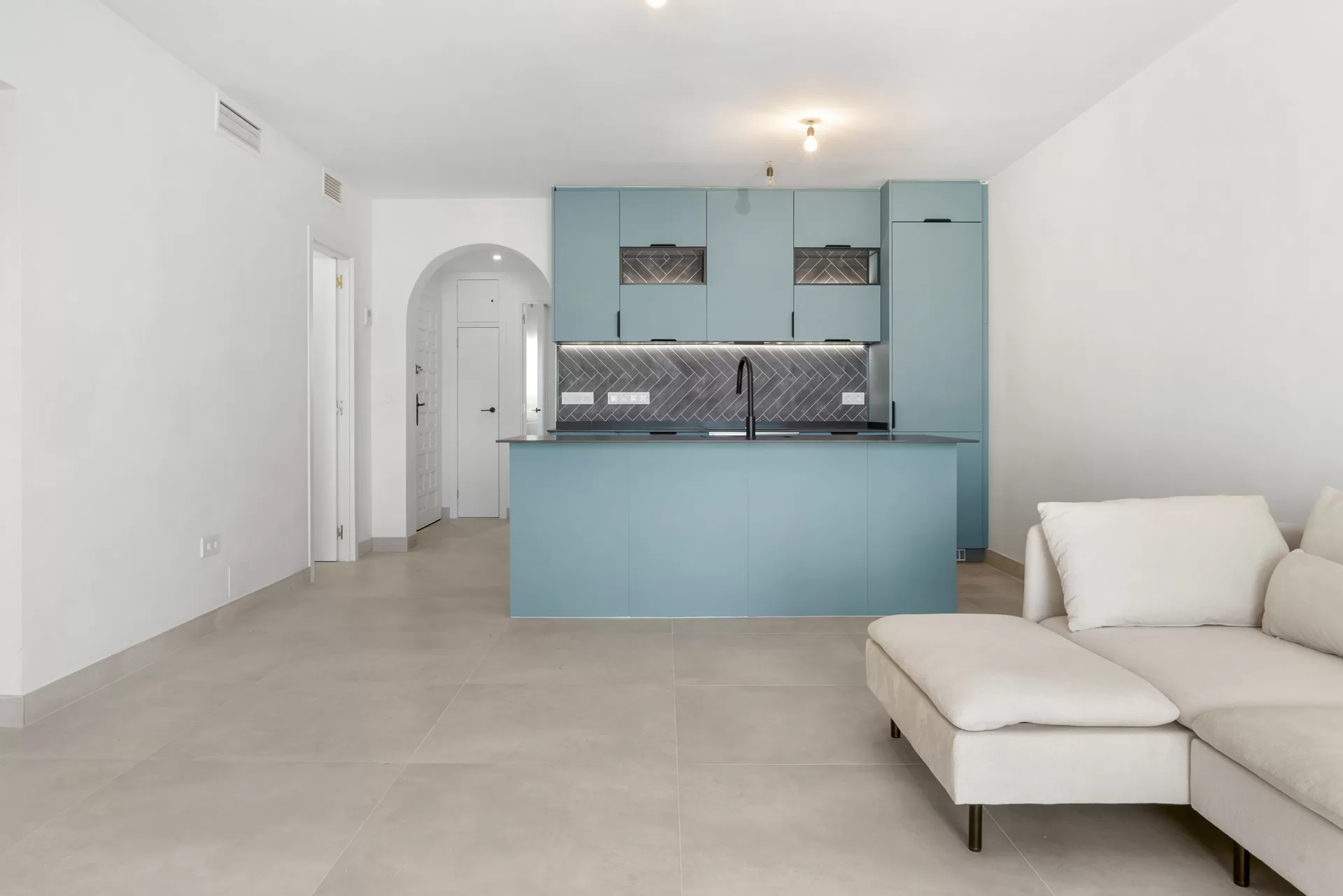 Refurbished 3-Bedroom Apartment with Sea Views, Walking Distance to Puerto Banús — photo 3