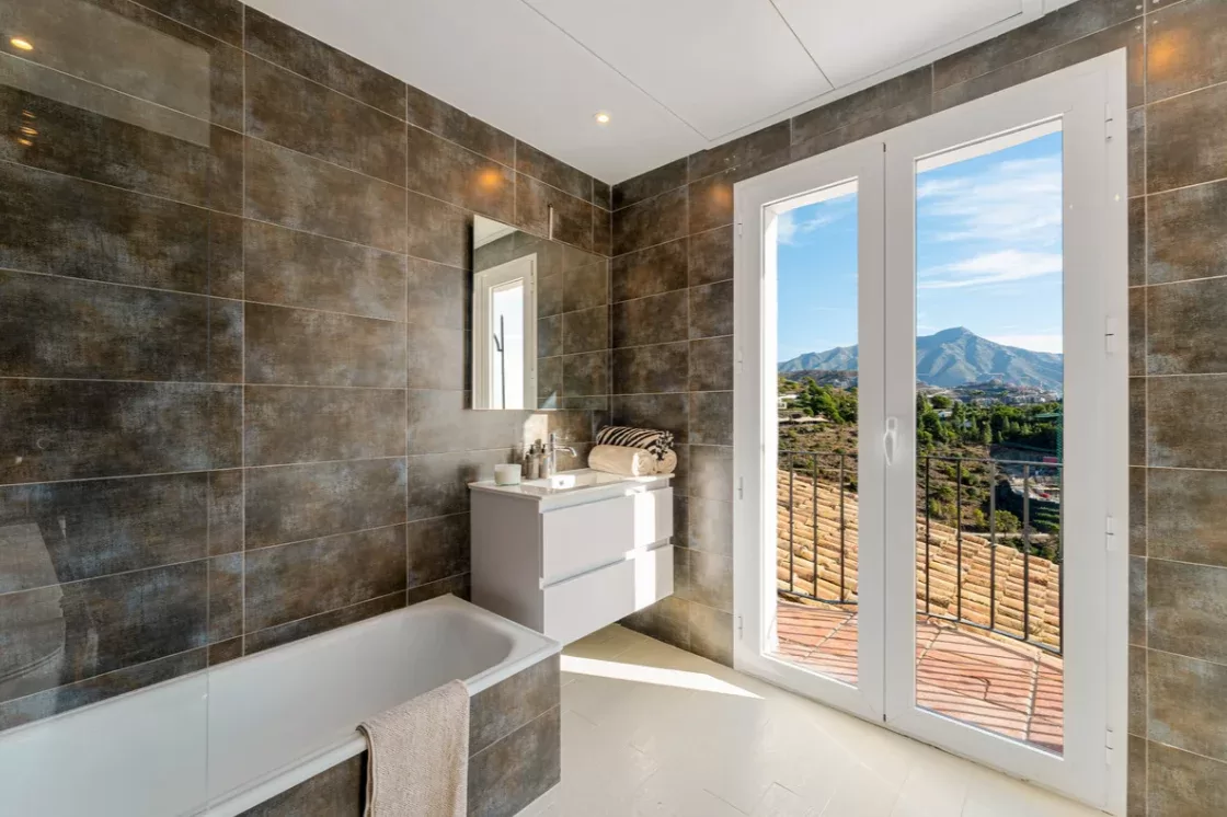 Private 6-Bedroom Villa with Panoramic Sea Views and Guest House in El Madroñal — photo 11