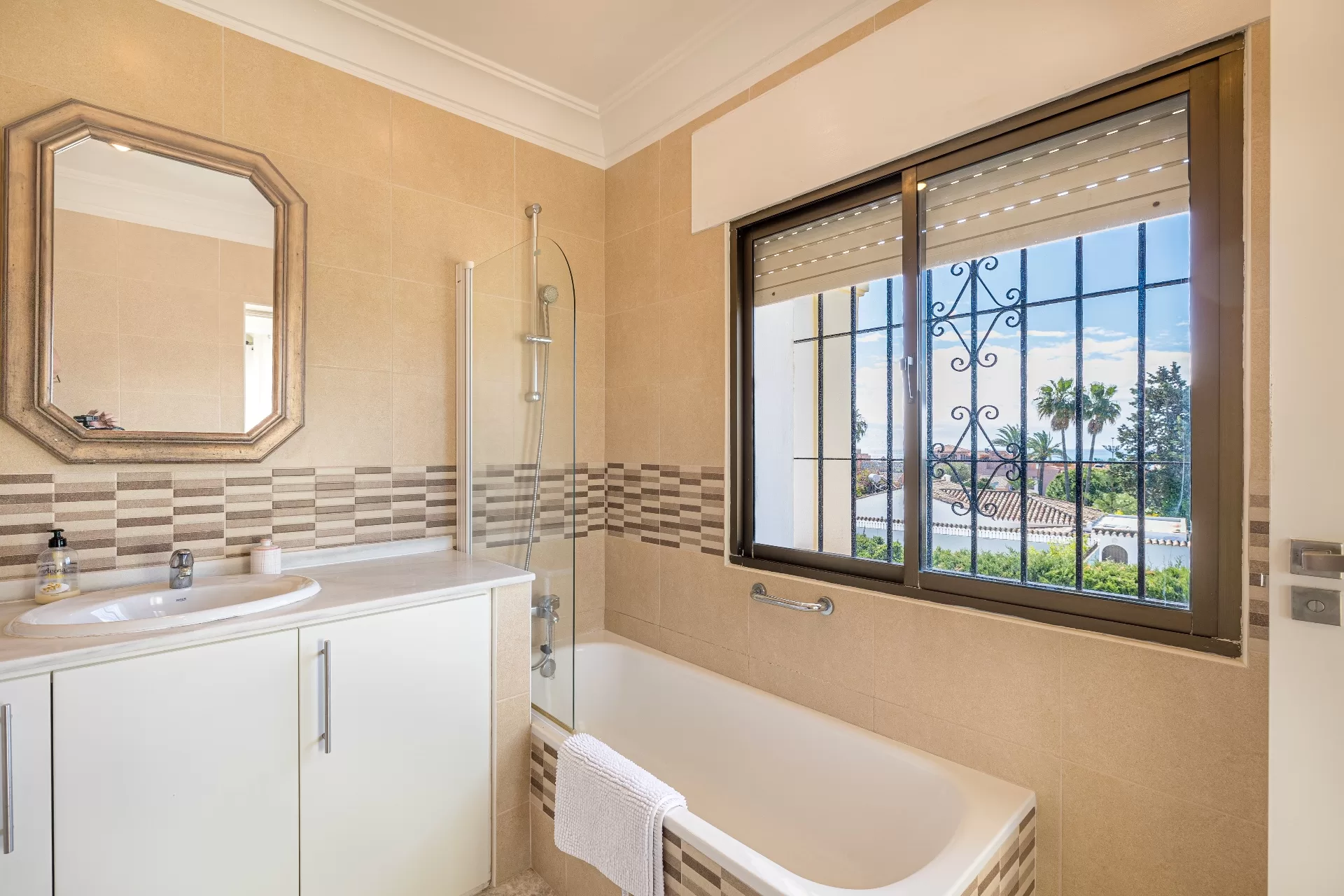 Detached Villa in La Gaspara, Estepona with TOURIST LICENSE — photo 5
