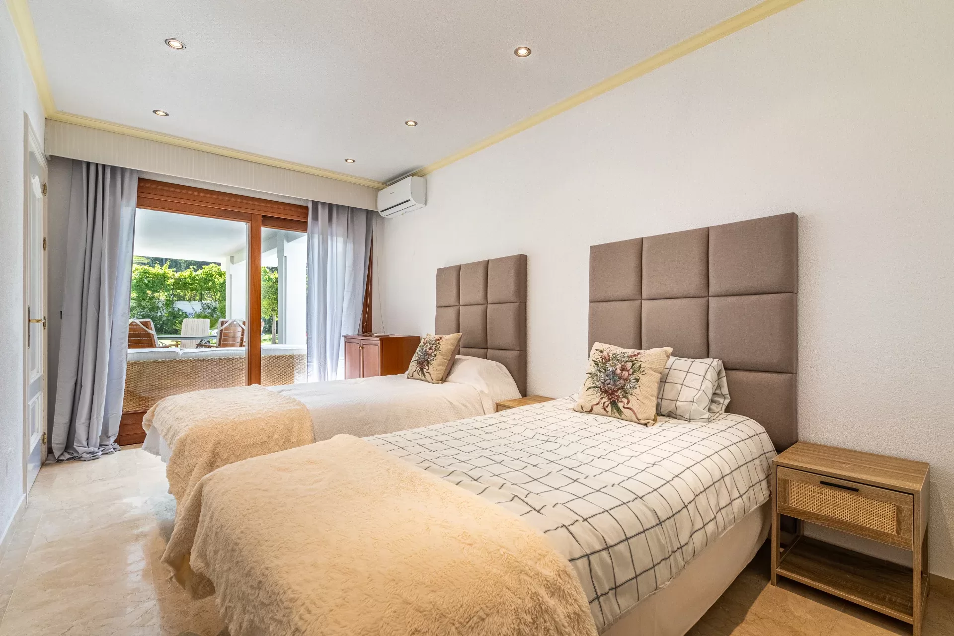 Private Five-Bedroom Beachside Villa with Pool near Cancelada — photo 12