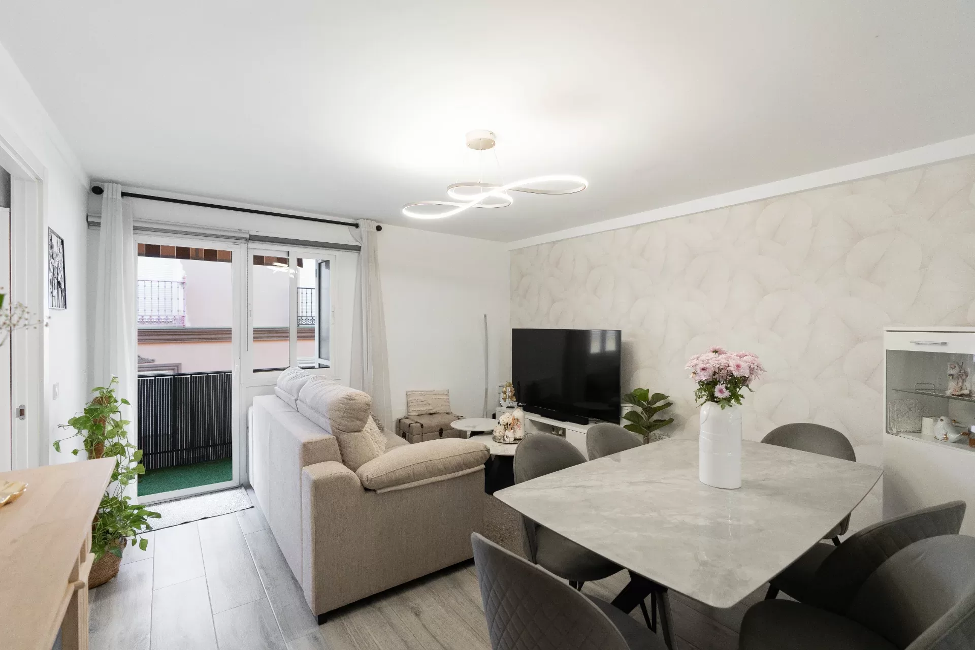 Modern city apartment with a prime location — photo 2