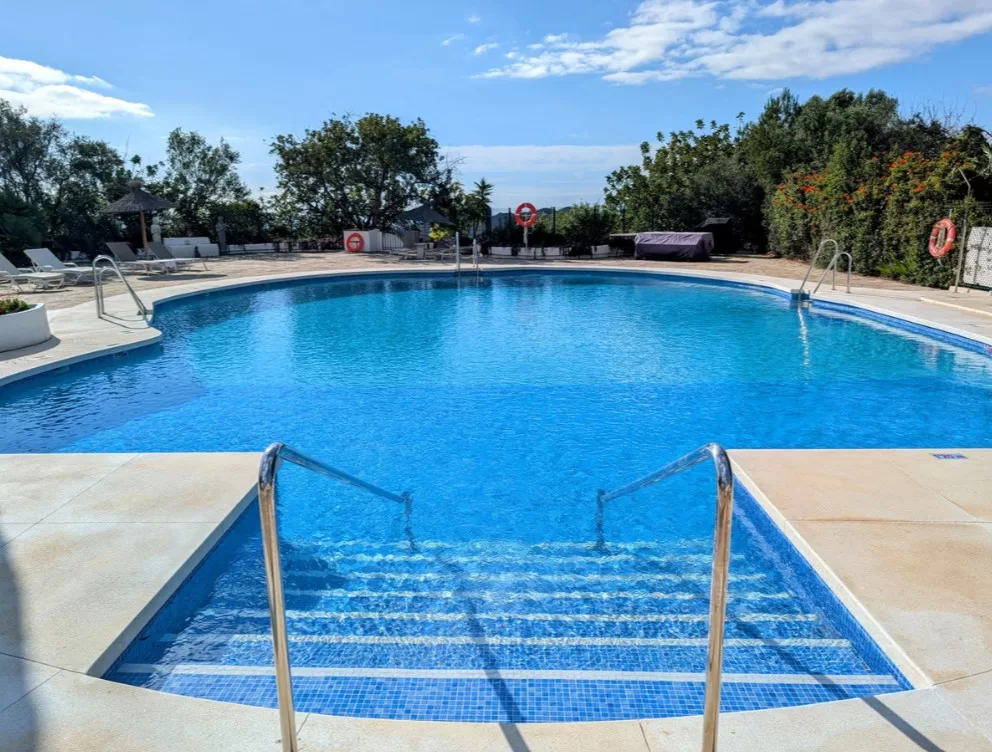 Renovated semi-detached villa with panoramic lake and sea views in Cerros del Lago, Istán
