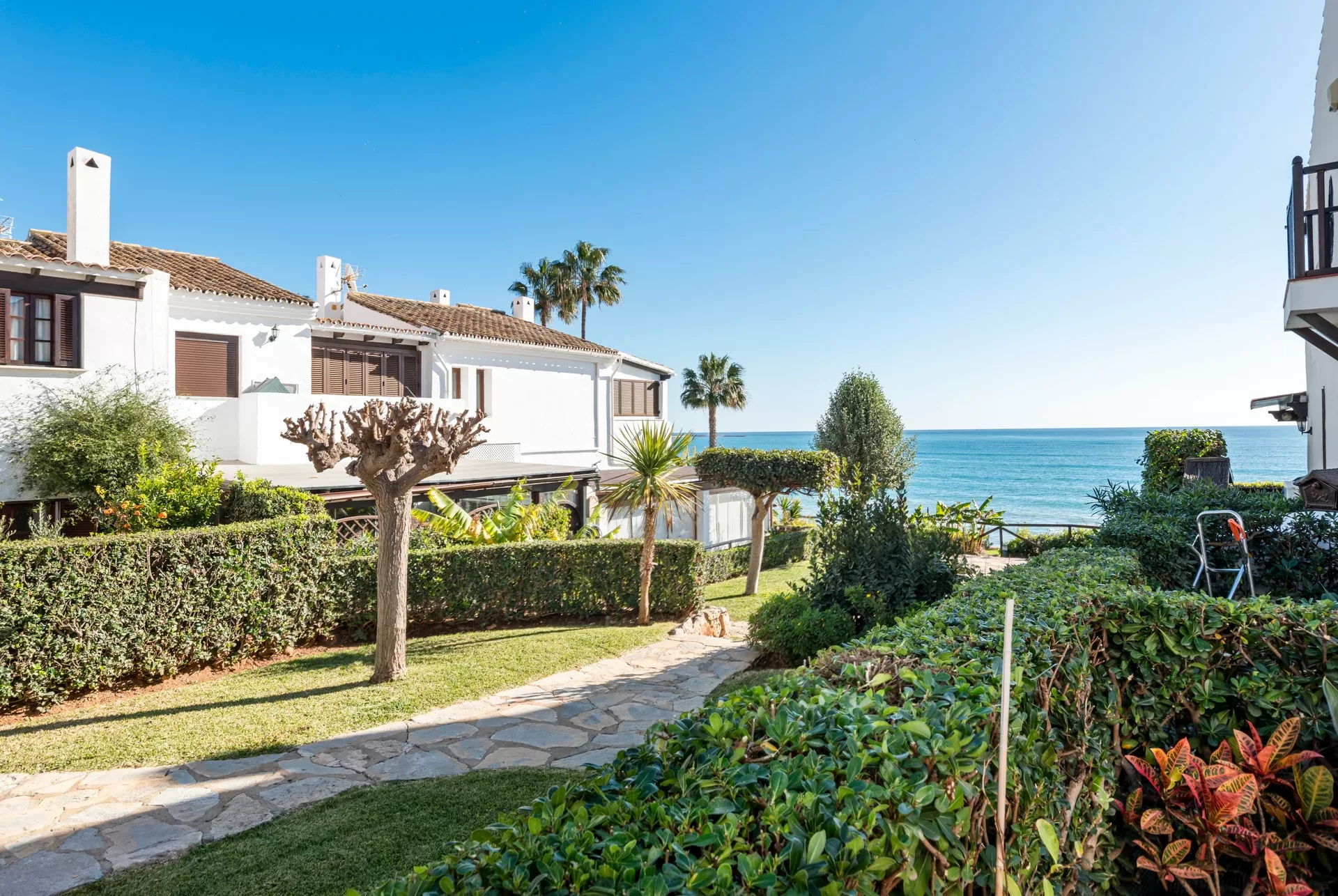 Frontline Beach 2-Bedroom Townhouse in Bahía Azul, Estepona West (Renovation Project) — photo 18
