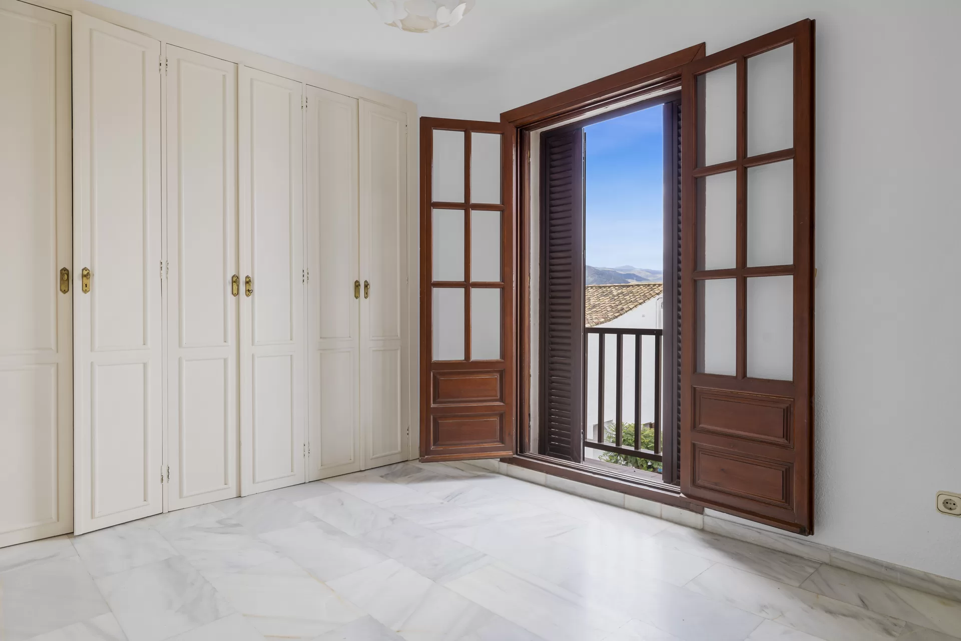 Frontline Beach 2-Bedroom Townhouse in Bahía Azul, Estepona West (Renovation Project) — photo 5