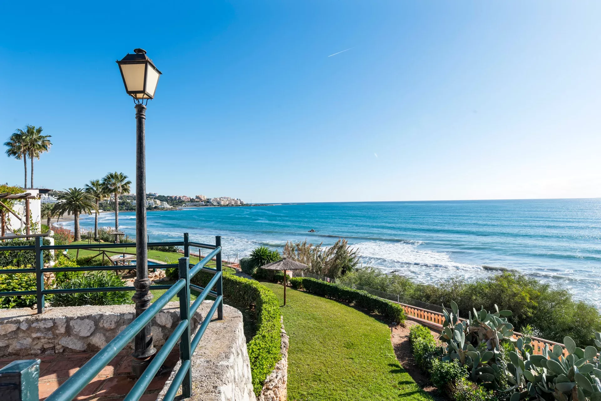 Frontline Beach 2-Bedroom Townhouse in Bahía Azul, Estepona West (Renovation Project) — photo 17