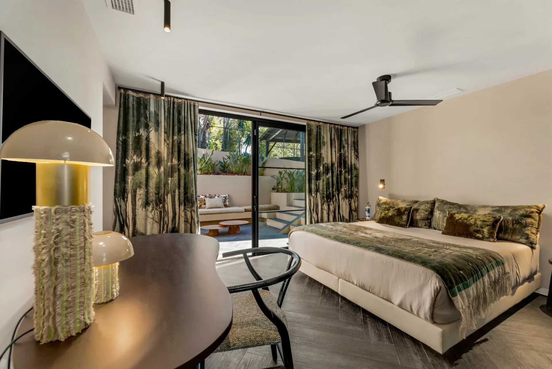 Turnkey Designer Villa with Panoramic Frontline Golf Views in Guadalmina Alta — photo 11