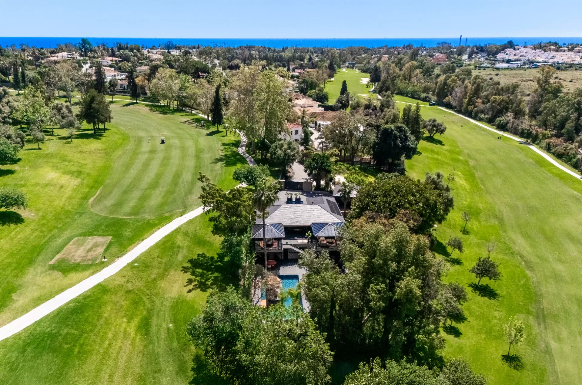 Turnkey Designer Villa with Panoramic Frontline Golf Views in Guadalmina Alta — photo 18